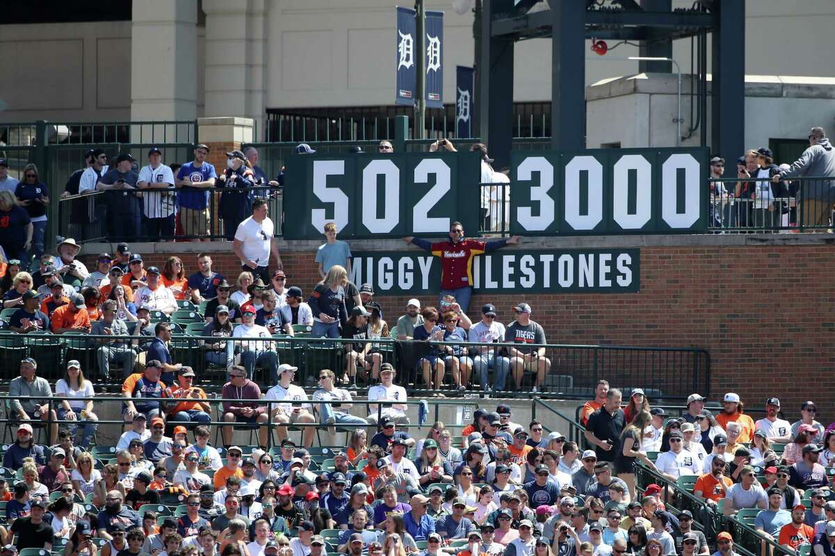 Blue Jays draw big crowd to Comerica and then pummel the Tigers, 12-2