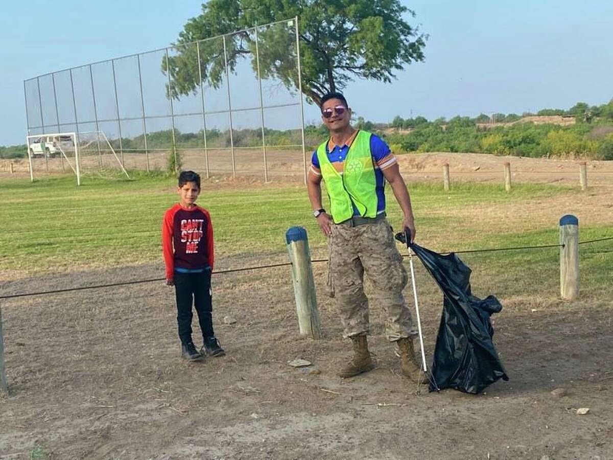 Armando Velasco y su pequeño hijo Samuel, participaron en el evento Rio Grande Cleanup que se llevó a cabo el domingo 24 de abril de 2022, en el Parque España (Santa Rita) y organizado por Rotary International.