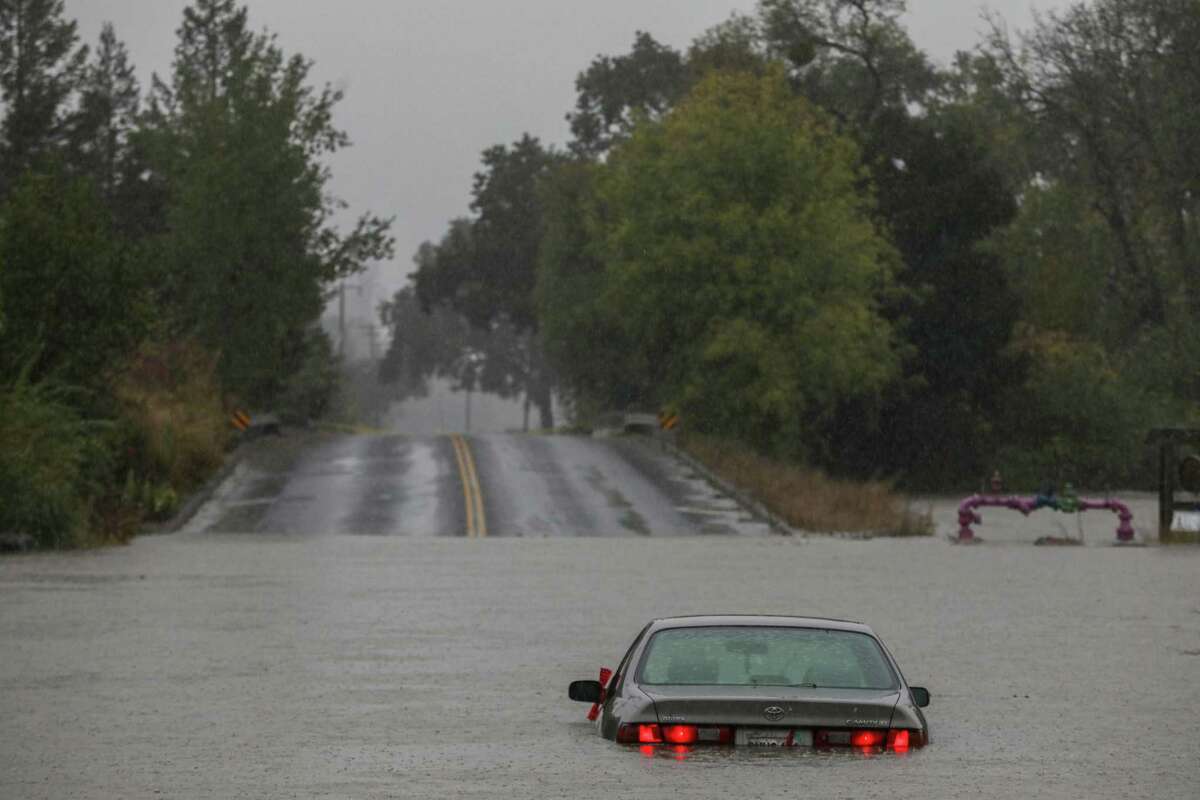 10月，一场“炸弹旋风”袭击了加州，一辆汽车停在弗罗斯特维尔附近的河和斯卢瑟公路附近的洪水中。