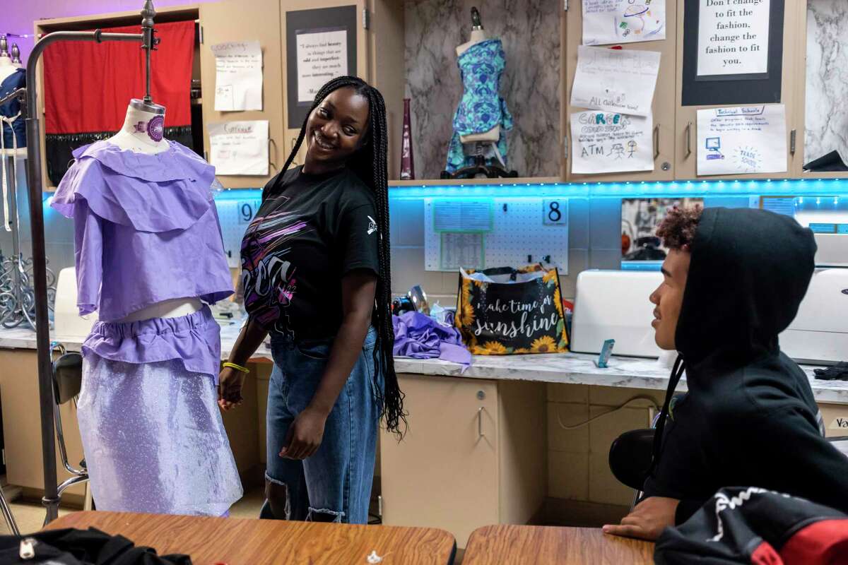Kristina Thompson, 16 anni, sorride mentre parla con Darrion Portillo, 17 anni, mentre lavora al suo progetto di cucito alla Wagner High School di San Antonio, in Texas, è vista il 21 aprile 2022.