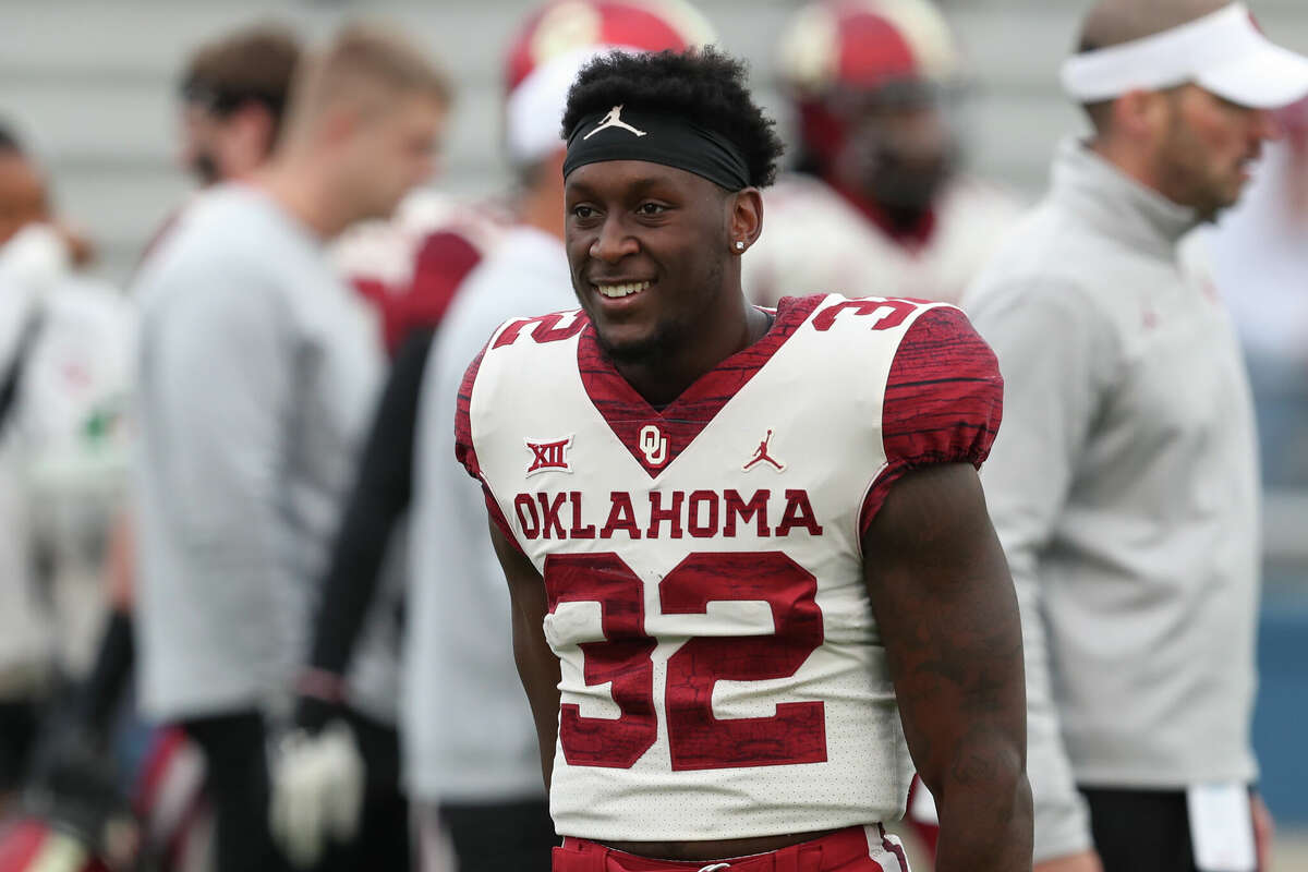 Oklahoma Sooners safety Delarrin Turner-Yell before a Big 12 football game between the Oklahoma Sooners and Kansas Jayhawks on Oct 23, 2021 at Memorial Stadium in Lawrence, KS.