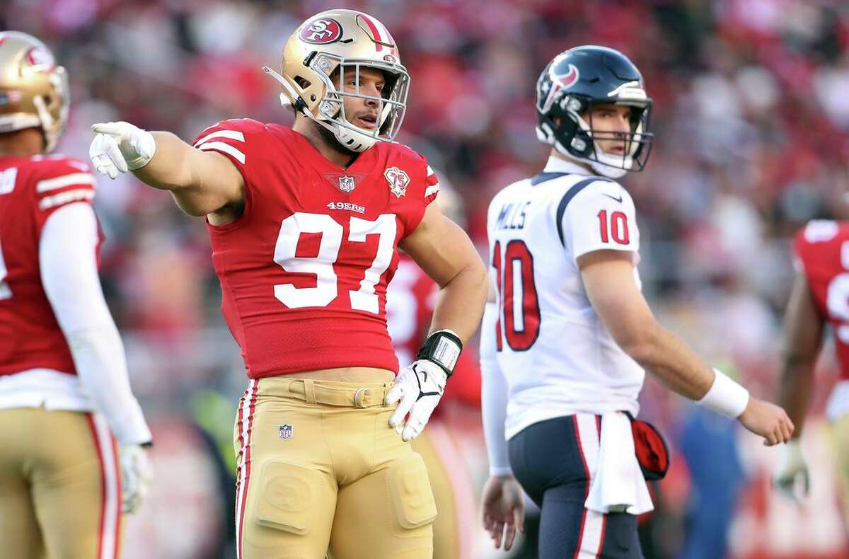 Green Bay, United States. 22nd Jan, 2022. San Francisco 49ers' Jimmy  Garoppolo (10) waves to the crowd after beating the Green Bay Packers 13-10  in their NFC divisional playoff game at Lambeau