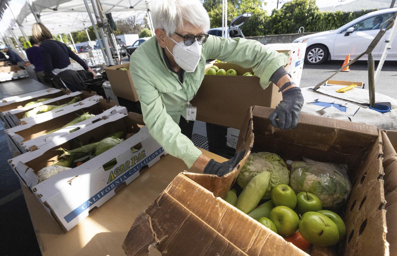 At an Oakland food distribution site, inflation adds up to 28,000 more meals a day - Vimarsana News