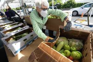 At an Oakland food distribution site, inflation adds up to 28,000 more meals a day