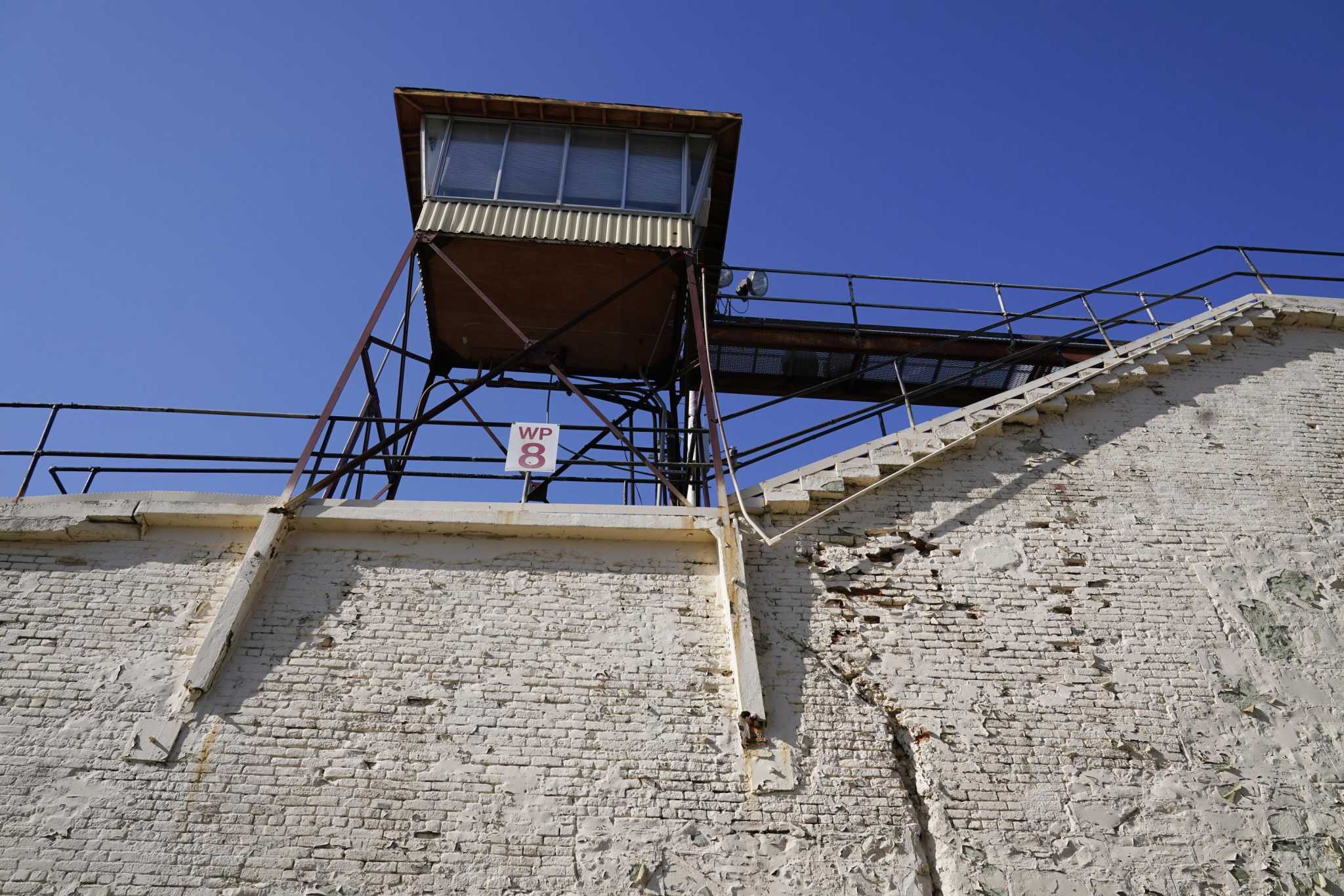 California does not have to require prison workers to get COVID vaccines, court rules - Vimarsana News