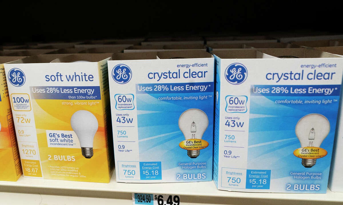 Rules finalized by the Energy Department will require manufacturers to sell energy-efficient light bulbs, accelerating a longtime industry practice to use compact fluorescent and LED bulbs that last 25 to 50 times longer than incandescent bulbs.