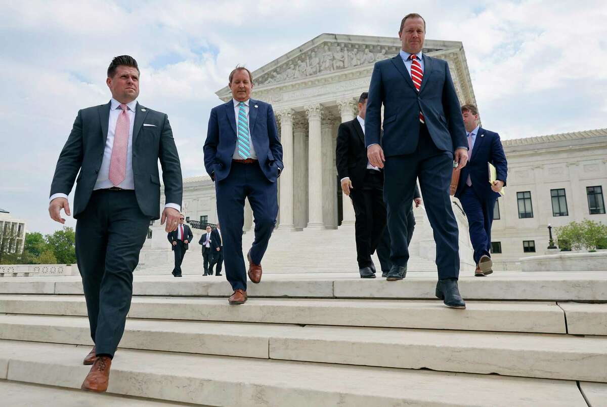 WASHINGTON, DC - APRIL 26: Texas Attorney General Ken Paxton (C) and Missouri Attorney General Eric Schmitt (2ND R) walk out of the U.S. Supreme Court after arguments in their case about Title 42 on April 26, 2022 in Washington, DC. Paxton and Schmitt, who is running for the U.S. Senate in Missouri, are suing to prevent the Centers for Disease Control and Prevention from lifting Title 42, a coronavirus pandemic health order used by federal immigration officials to expel migrants at the U.S.-Mexico border. (Photo by Chip Somodevilla/Getty Images) ***BESTPIX***