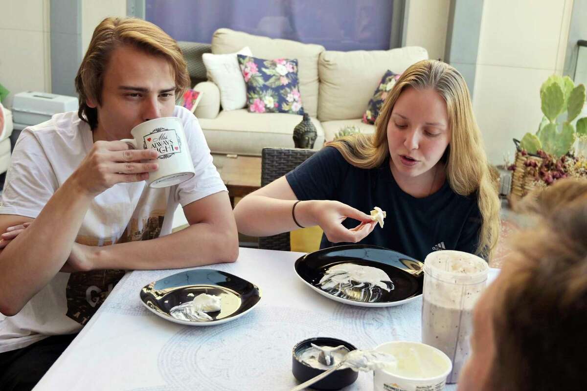 安东和茱莉亚在圣地亚哥赞助商的公寓里吃着一种叫bliny的俄罗斯薄饼。他们的担保人在他们从不同的移民拘留中心获释后收留了他们。
