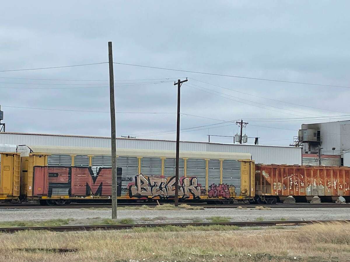 Vagones de tren con grafitis en Laredo el 26 de abril 2022.