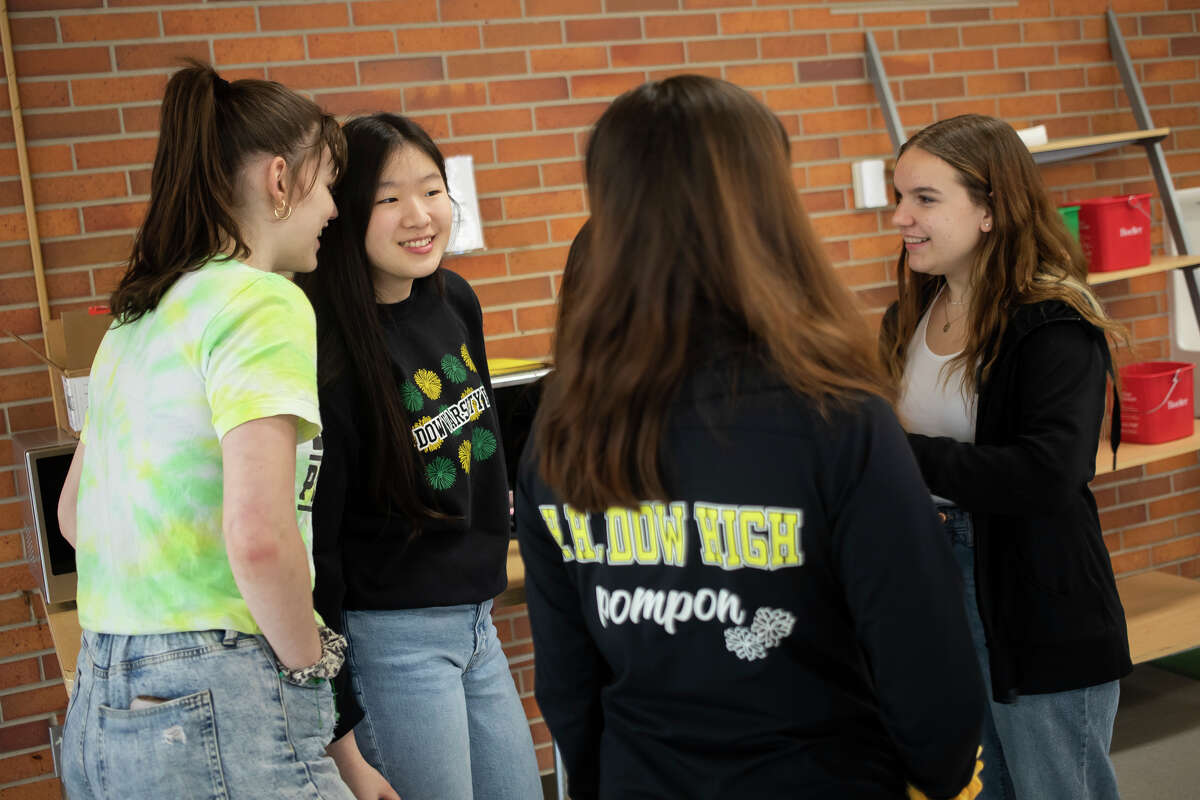 Gli studenti Dow socializzano durante Pasta with a Purpose, un evento di raccolta fondi per il Dow High Sports Booster Club martedì 26 aprile 2022 presso la scuola di Midland.