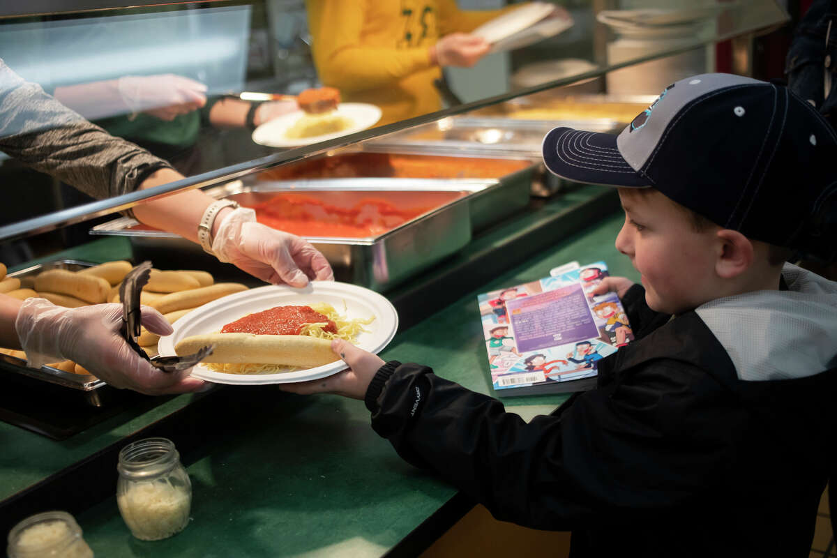 Gli allenatori Dow Excessive servono cene a base di spaghetti durante la raccolta fondi Pasta with a Objective 8 Agli ospiti viene servita la cena dagli allenatori Dow durante Pasta with a Purpose, un evento di raccolta fondi per il Dow High Sports Booster Club martedì 26 aprile 2022 presso la scuola di Midland.
