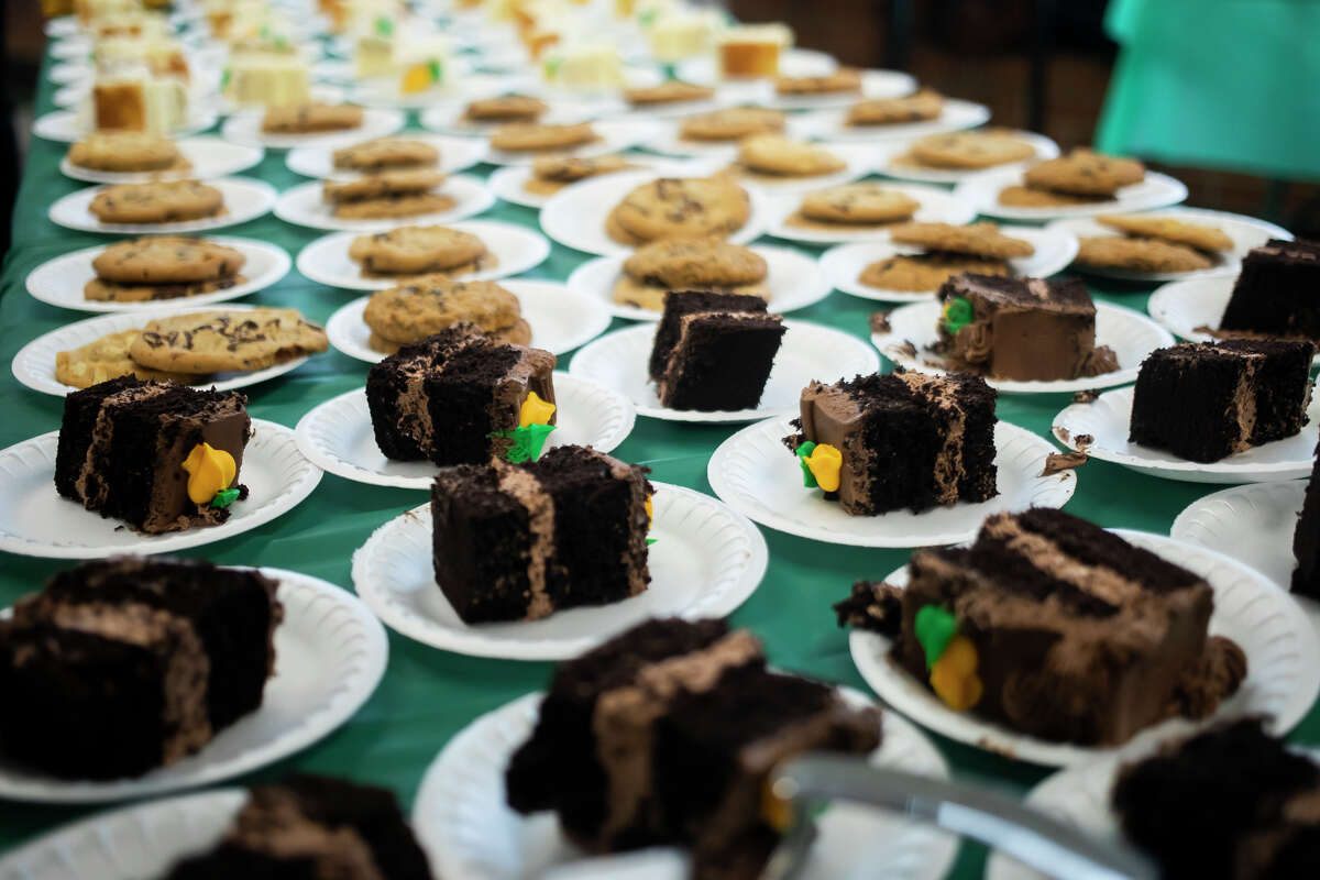 Gli allenatori Dow Excessive servono cene a base di spaghetti durante la raccolta fondi Pasta with a Objective 6 Il dessert è disponibile durante Pasta with a Purpose, un evento di raccolta fondi per il Dow High Sports Booster Club martedì 26 aprile 2022 presso la scuola di Midland.