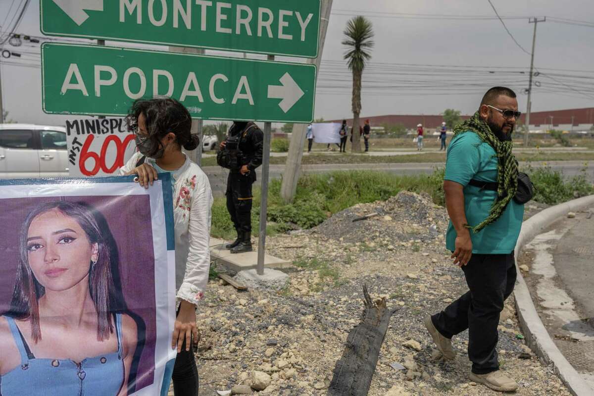 Voluntarios sostienen un anuncio con información de Debanhi Escobar, una joven mujer cuyos restos fueron encontrados esa noche en Monterreuy, México, el 21 de abril de 2022. La desaparición y muerte de la joven estudiante de derecho, de 18 años de edad, ha encendido el clamor contra las fallas del gobierno para impartir justicia sobre las mujeres desaparecidas.