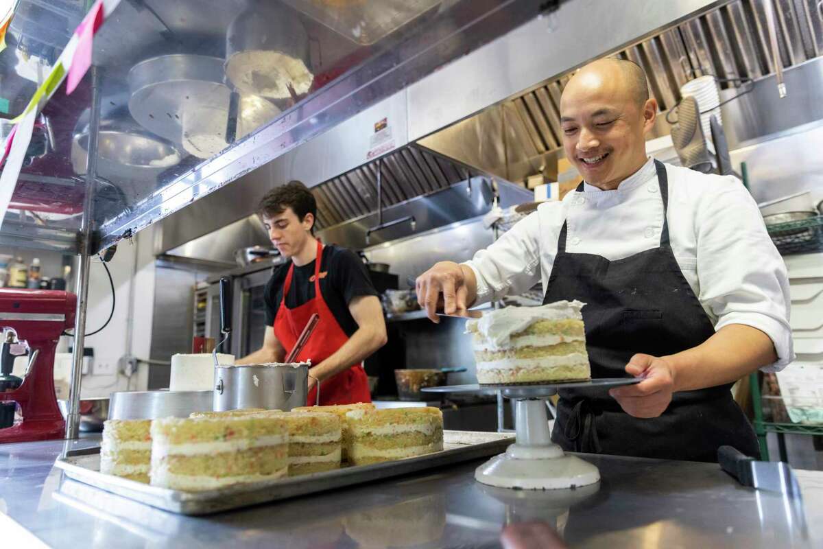 Taylor Patrick (a sinistra) e Karl Fong realizzano torte da Cakes by Karl a Vallejo.
