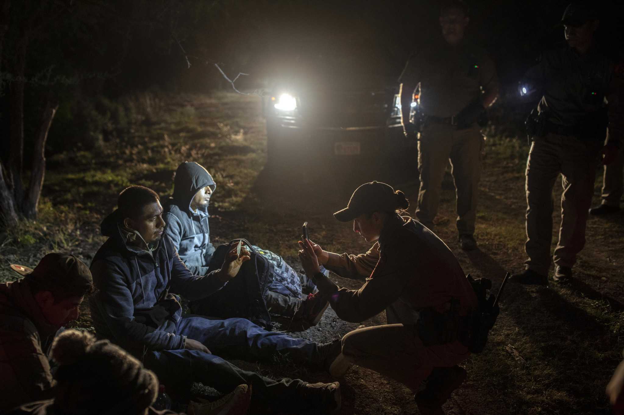 Federal lawsuit seeks to end Abbott's border arrest operation, release migrants from state custody - Vimarsana News