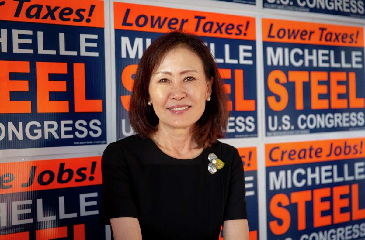 共和党众议员米歇尔·斯蒂尔(Michelle Steel)在2020年取代了一名民主党人，但她的新选区拥有更多的民主党选民。