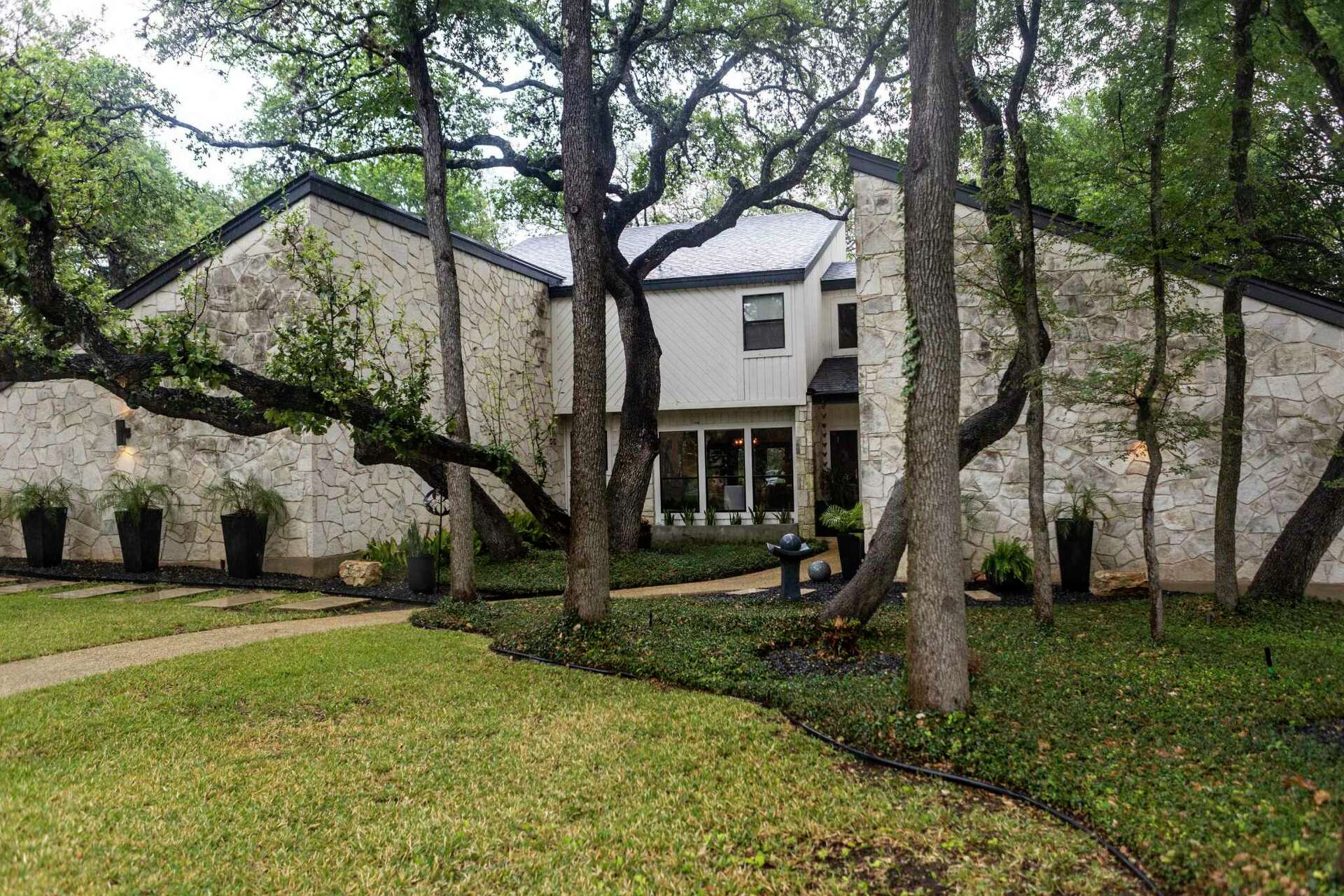 San Antonio couple turns a dated 1970s home into a dramatic, retro
