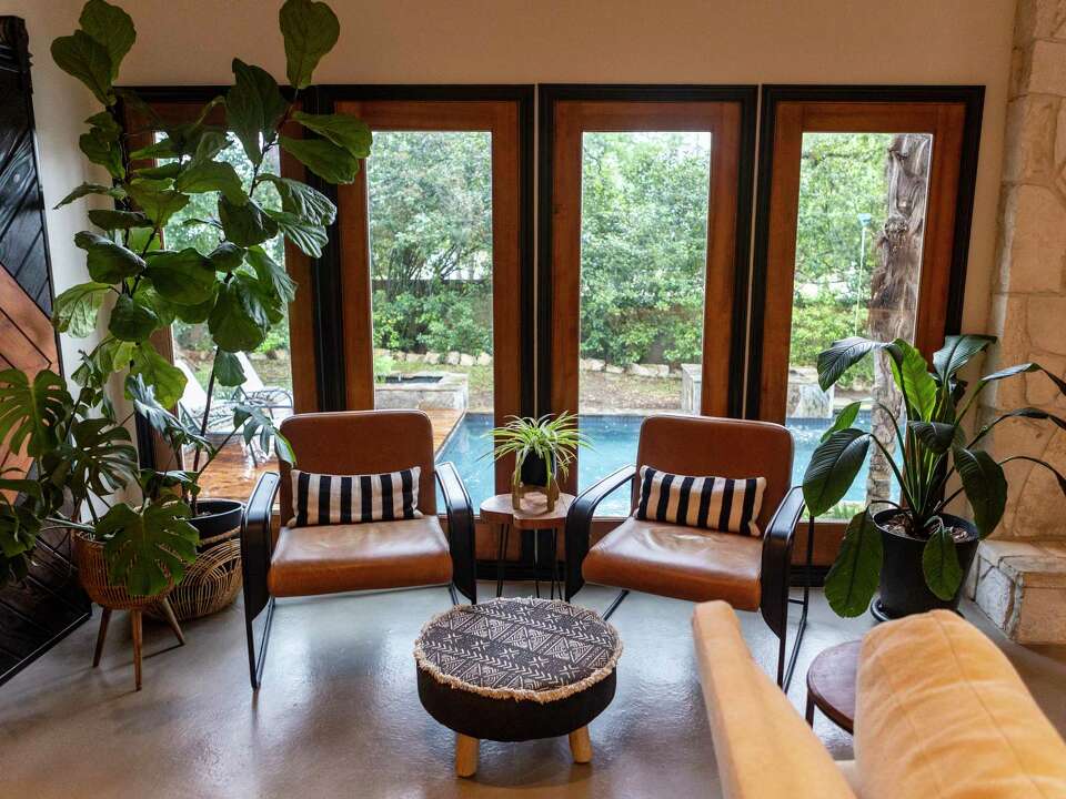 San Antonio couple turns a dated 1970s home into a dramatic, retro