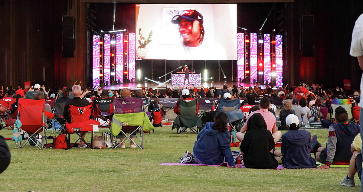 Texans' first-round draft pick Derek Stingley Jr., from LSU, addresses fans on a screen during the Texans draft party at Miller Amphitheater in Houston on Thursday, April 28, 2022.