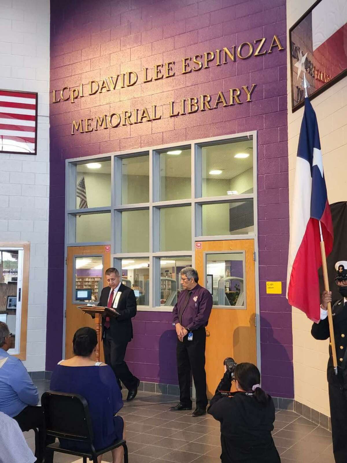 Imágenes de la pequeña ceremonia de Lyndon B. Johnson High School (LBJHS) a la que asistieron los padres del Lance Corporal David Espinoza para ver el nombre de la biblioteca escolar y el corredor principal de la escuela renombrado como 'Heroes Hall'.
