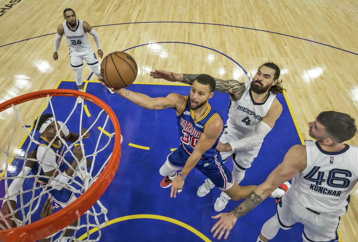Stephen Curry (30) drives to the basket in the second half as the Golden State Warriors played the Memphis Grizzlies at Chase Center in San Francisco, Calif., on Thursday, December 23, 2021.