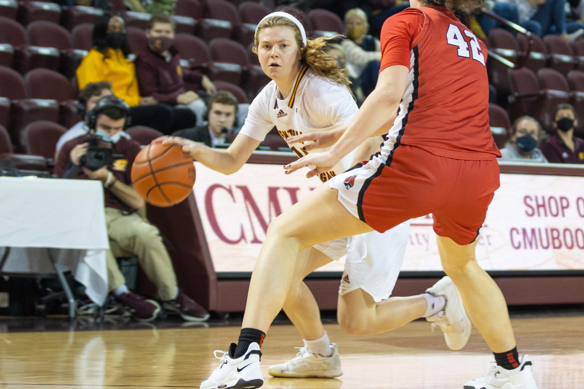 Dow Alum Molly Davis Leaving Cmu For Iowa