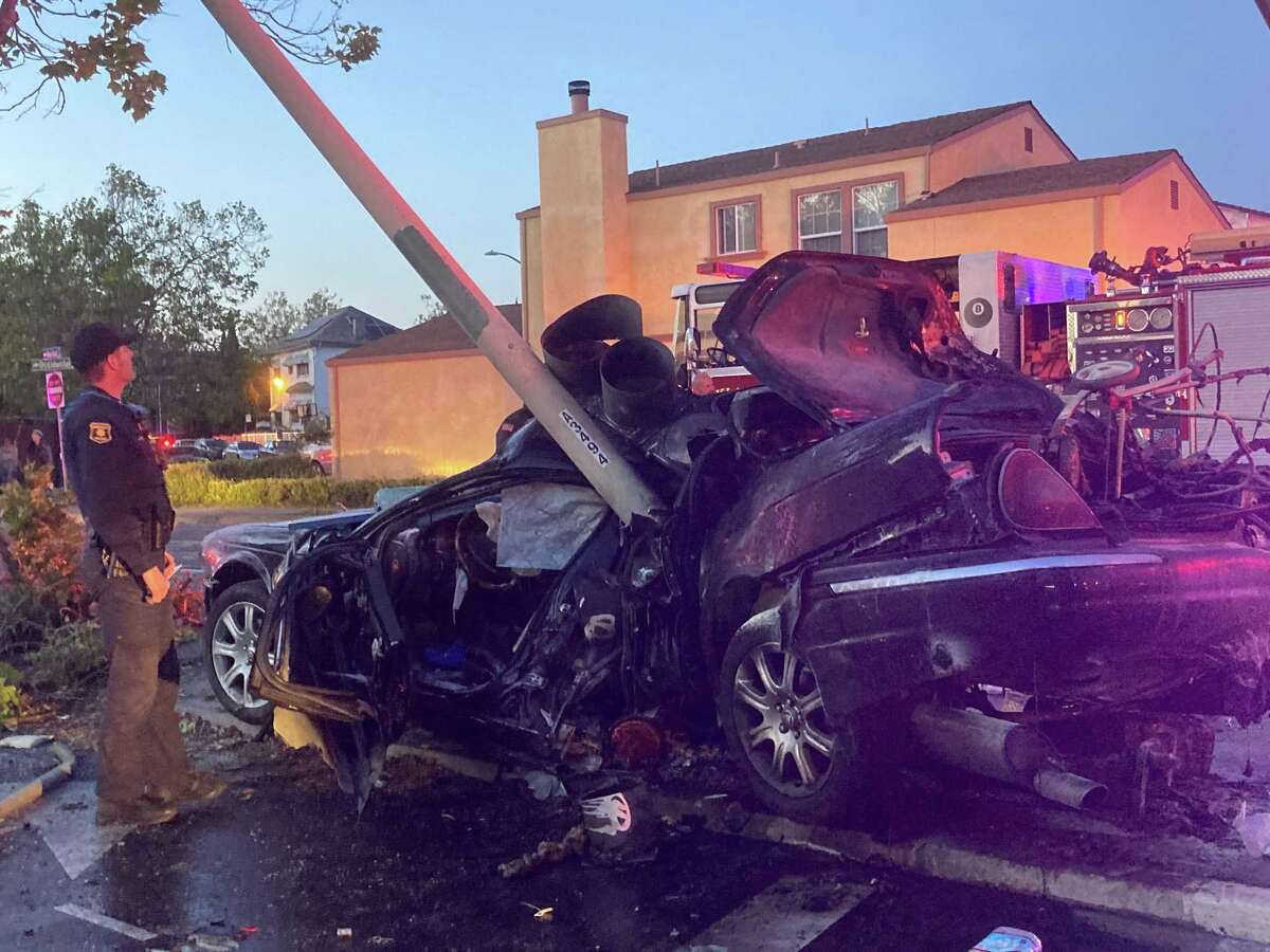 A firefighter said there was no doubt Oakland residents armed with fire extinguishers and water bottles helped save the life of a man trapped in a burning car after a crash.