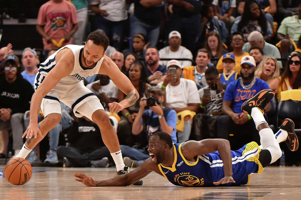 Draymond Green of the Golden State Warriors and Kyle Anderson of the Memphis Grizzlies fight for the ball.