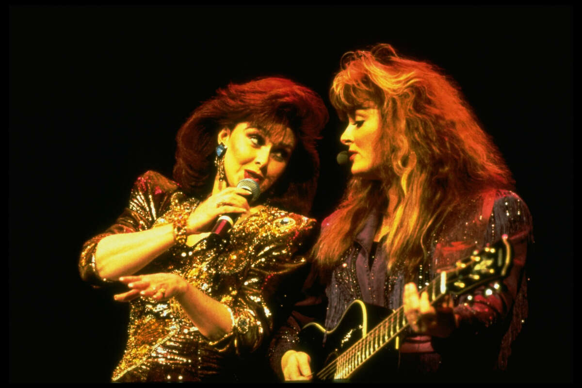 Mother and daughter C/W duo Naomi and Wynonna Judd singing in concert. (Photo by Ron Wolfson/Getty Images)