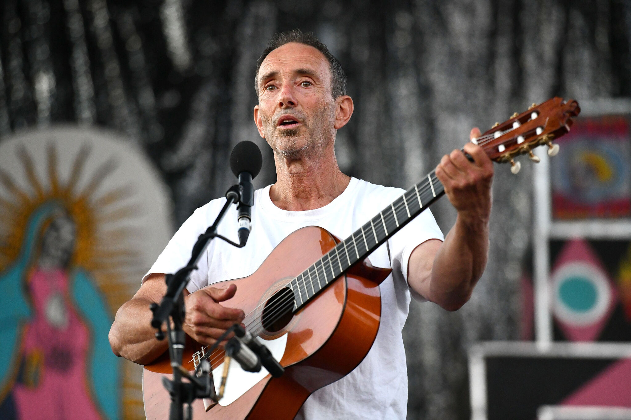 Legendary musician plays surprise gig at SF bookstore