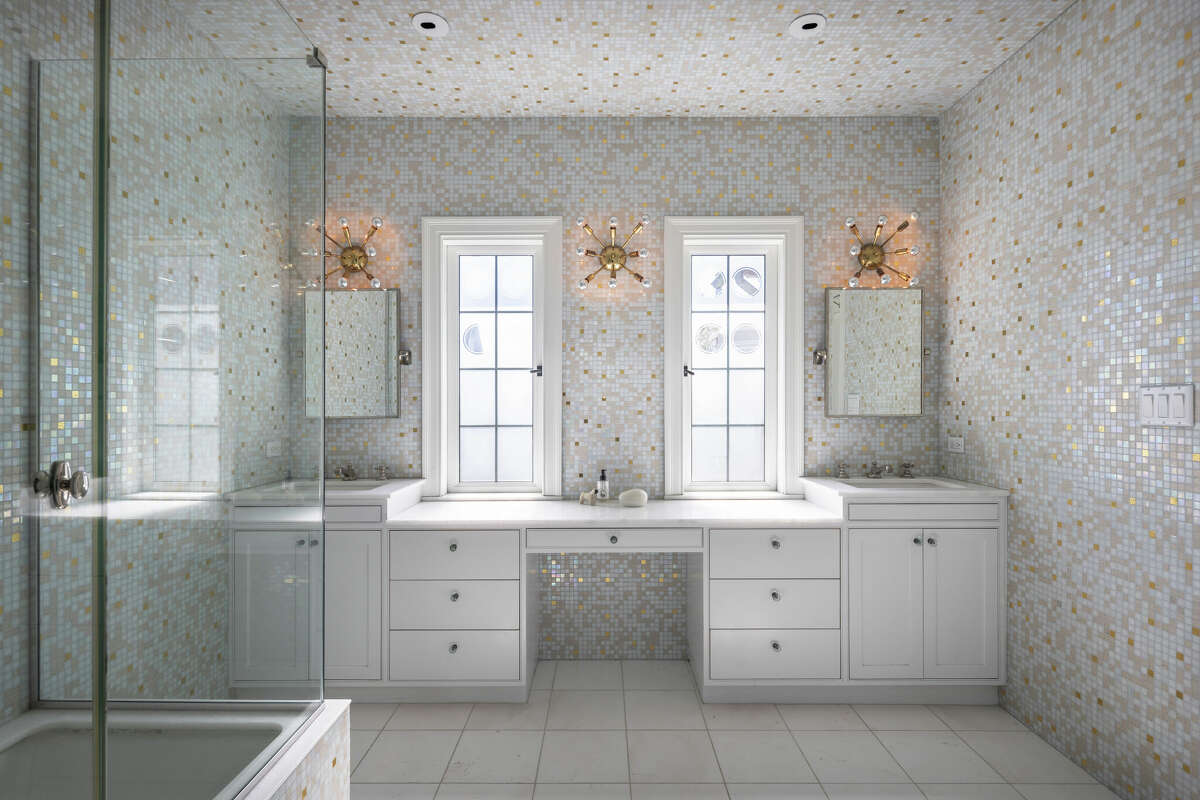 This bathroom with its unique wall paper is light-filled and spacious. 