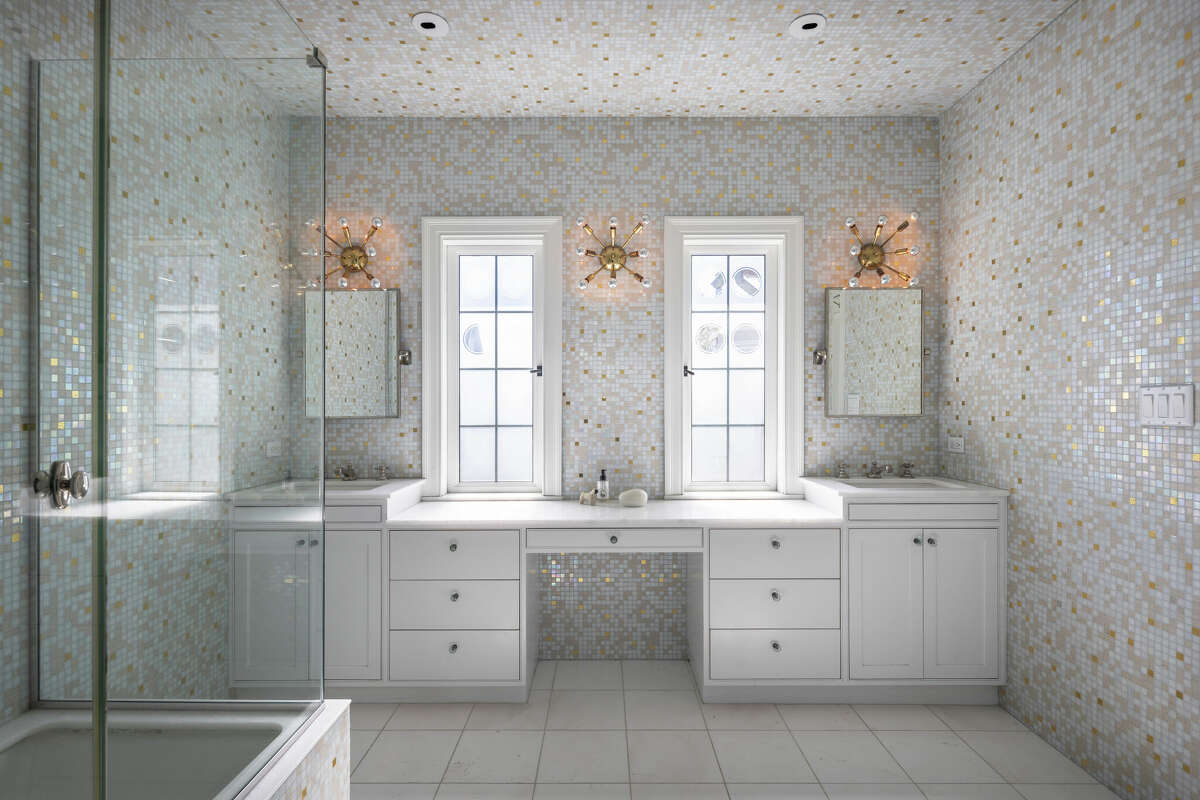 This bathroom with its unique wall paper is light-filled and spacious. 