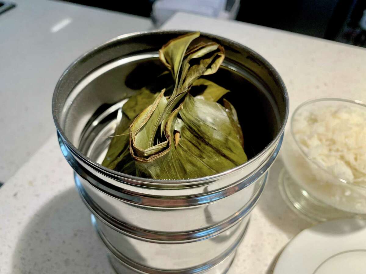 Amok, een delicate viscurry gestoomd in bananenblad, tijdens het Cambodjaanse nieuwjaarsdiner van Koffeteria. Het speciale evenement vierde de nieuwe richting van de bakkerij als een café dat de hele dag geopend is.
