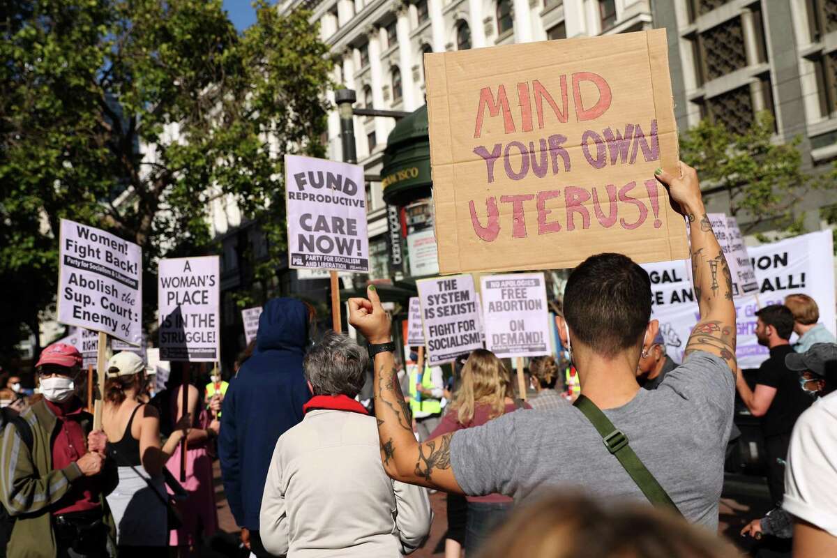 5月，堕胎权利倡导者聚集在旧金山，抗议最高法院推翻罗伊诉韦德案的判决草案泄露。
