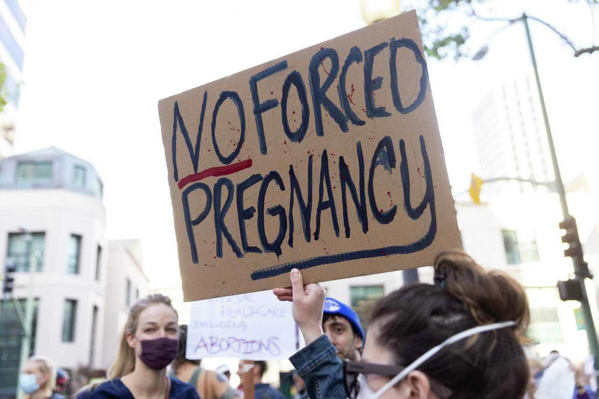 5月，堕胎活动家和支持者在奥克兰罗纳德V.德卢姆斯联邦大楼外抗议，以回应最高法院可能投票推翻罗伊诉韦德案的意见草案。