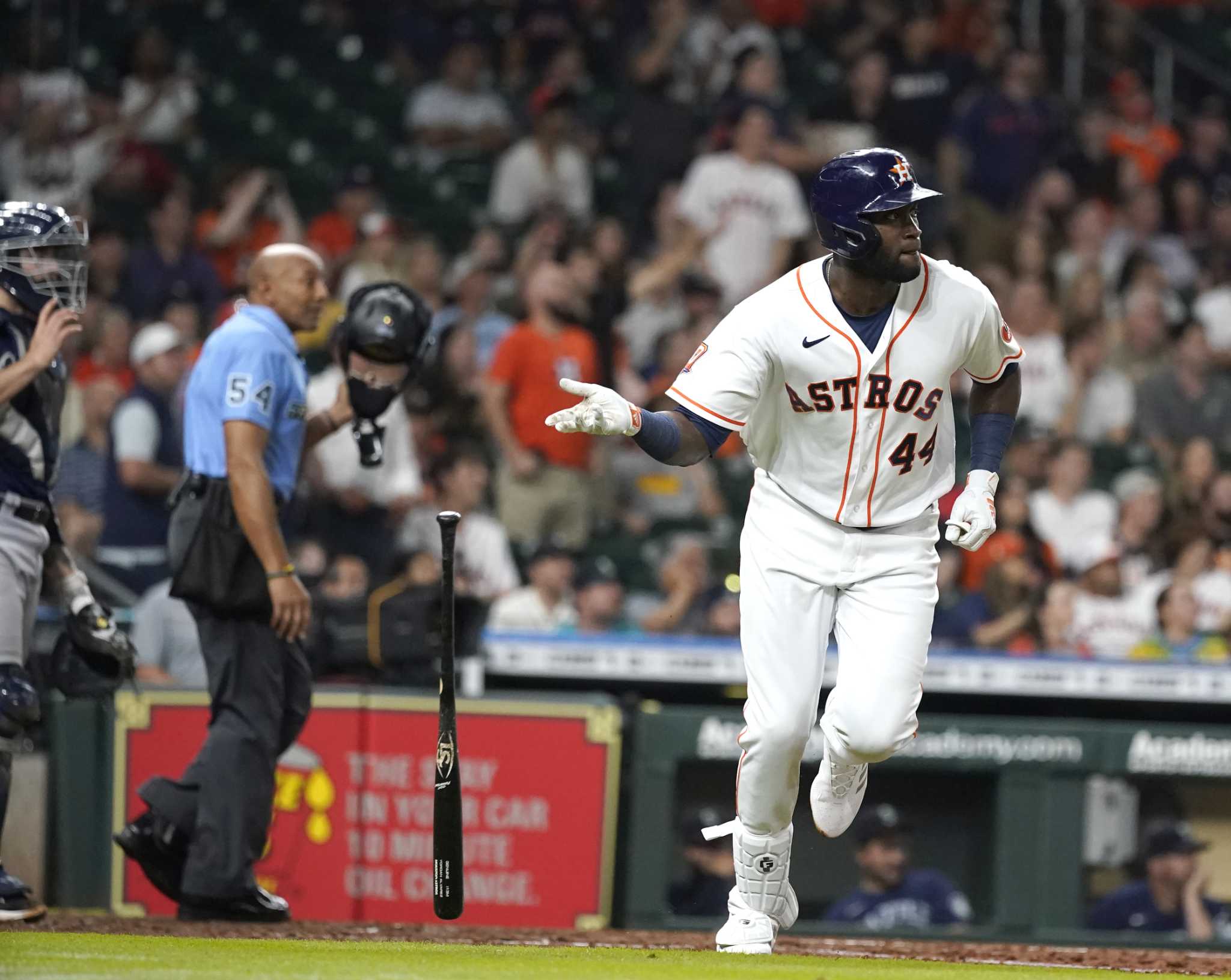 Astros' Yordan Alvarez to have season-ending surgery, Dusty Baker