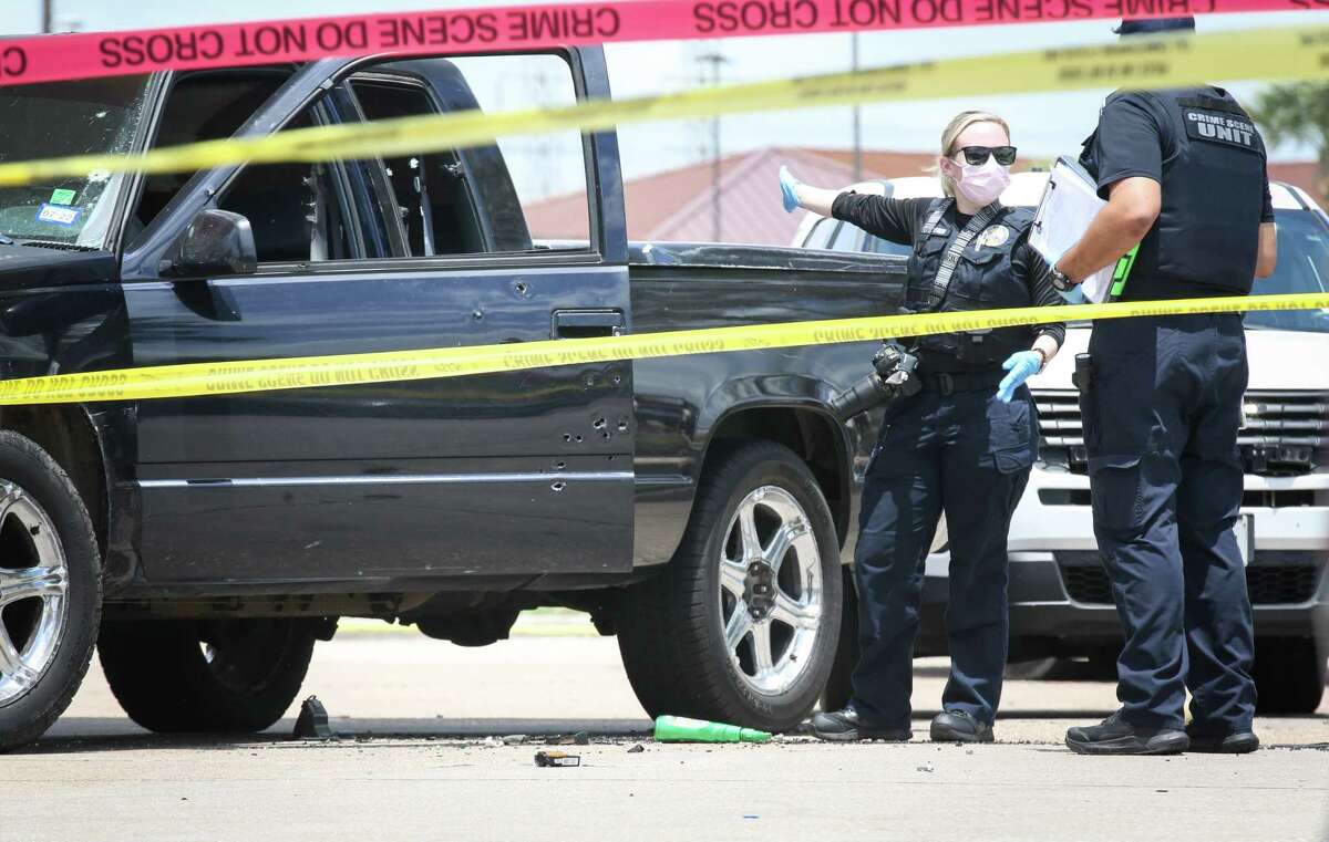 Houston police officer shot on Gulf Freeway