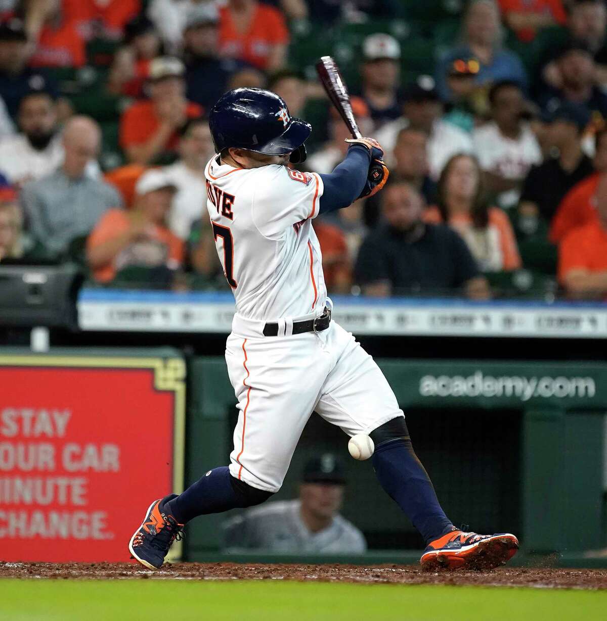 Watch Astros' Jose Altuve foul a ball right off his groin