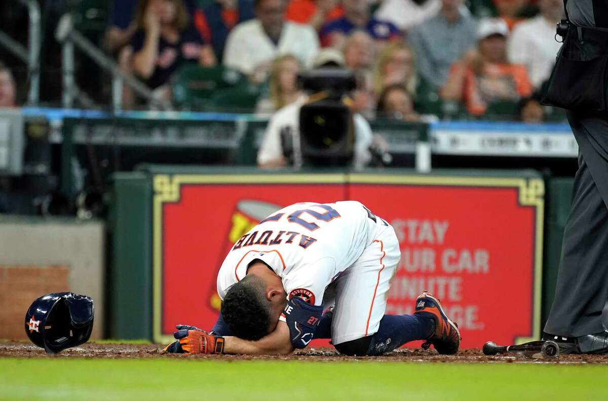 Houston Astros: Jose Altuve leaves game after fouling ball off leg