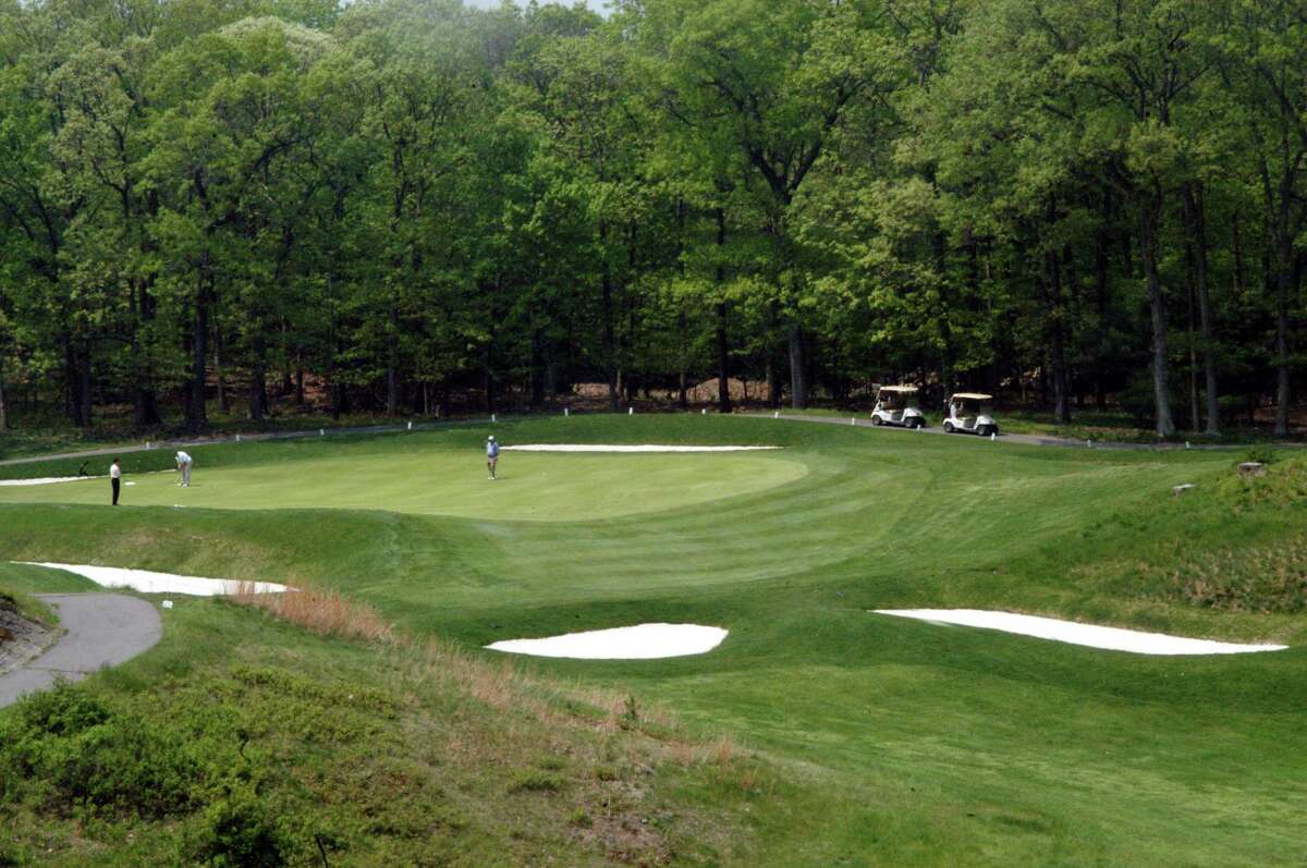(MS0121)5/13/04-MS-YALE GOLF2-The 13th hole at Yale Golf Course. Melanie Stengel/Register