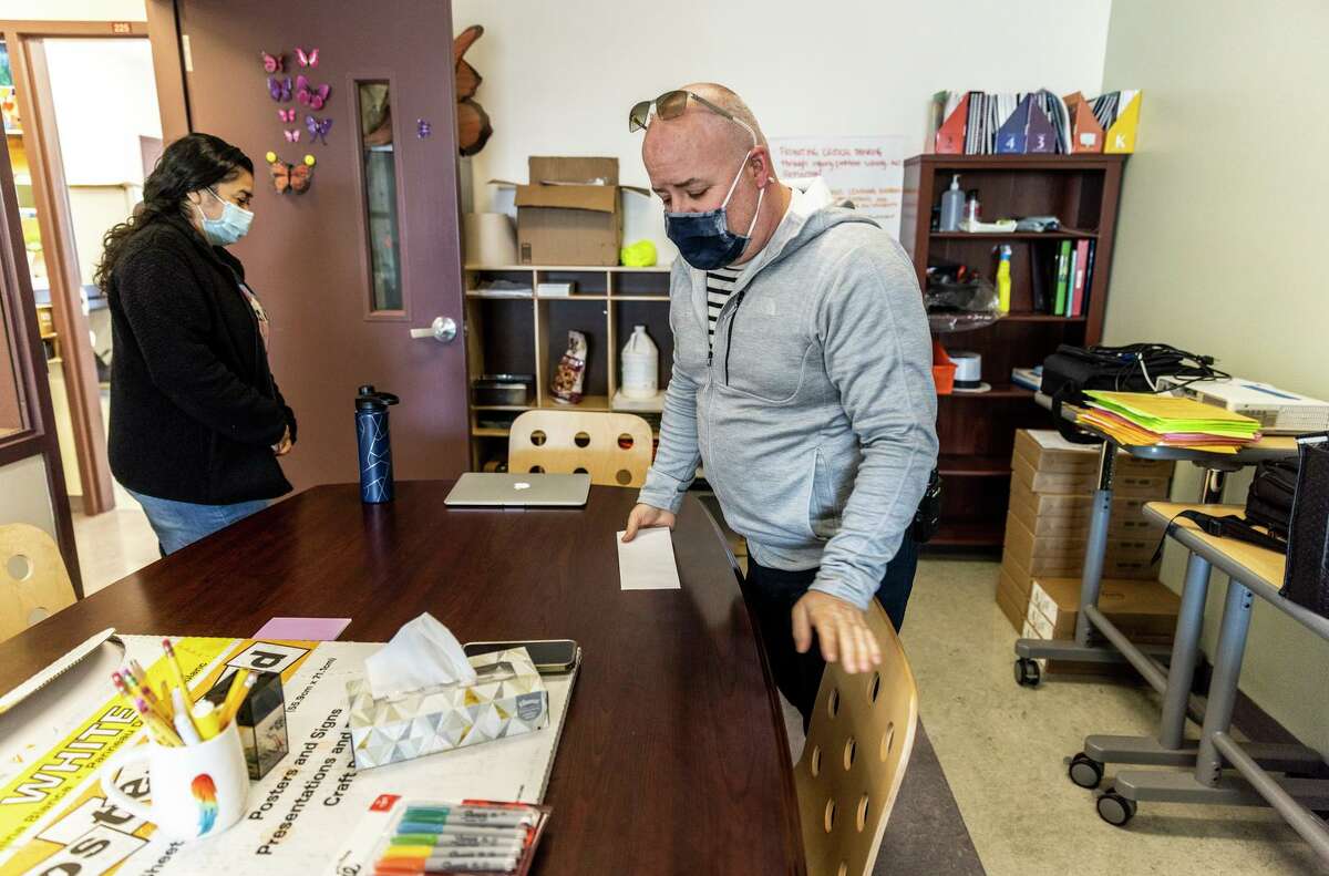 托尔布歇,梦露小学校长,在他的办公室被视为他准备给老师一个个人支票支付房租尤里·多明格斯离开,在旧金山,加利福尼亚。星期三,5月4日,2022年。