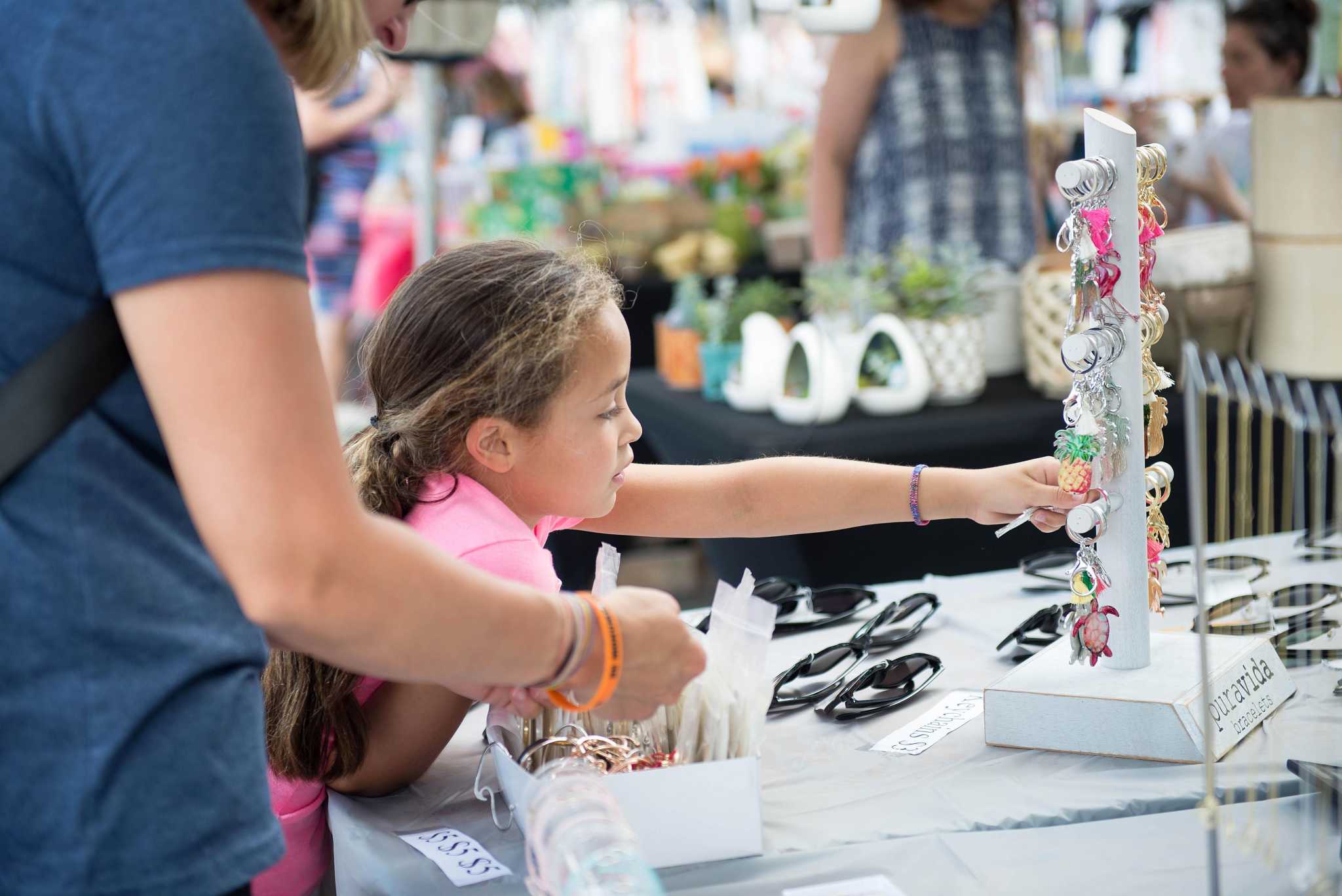 Darien's popular summer sidewalk sales return with special offer to teen entrepreneurs - Vimarsana News