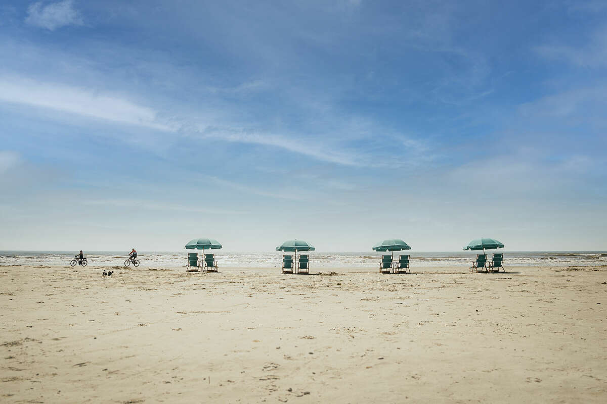 Paplūdimio kėdės išrikiuotos palei Port Aransas paplūdimį.