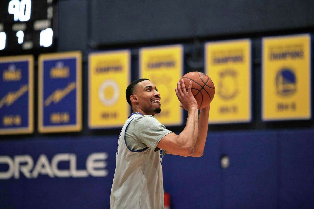 Otto Porter Jr. (32) shoots as the Golden State Warriors players practiced before flying to Denver at Chase Center in San Francisco, Calif., on Wednesday, April 20, 2022.