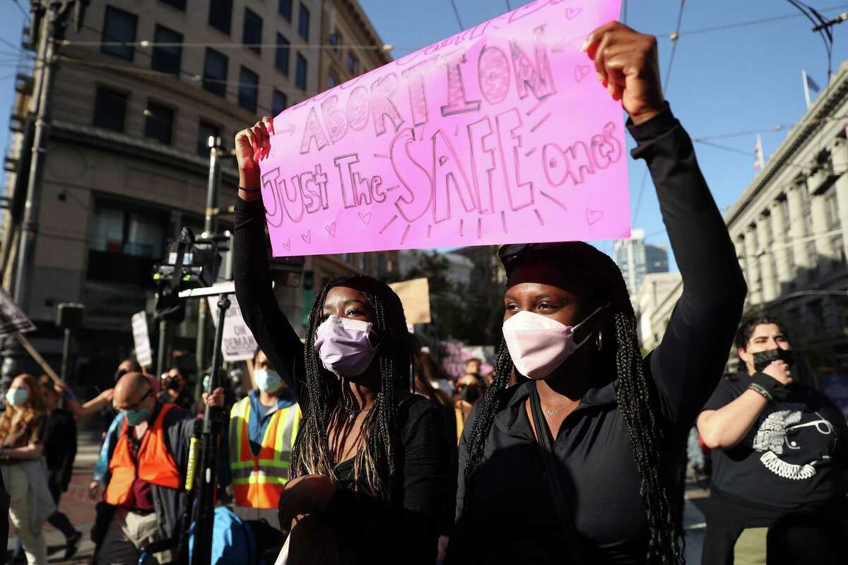 Mikhaila Okraku和珍珠绿色提倡堕胎权在市场大街上抗议周二在旧金山。