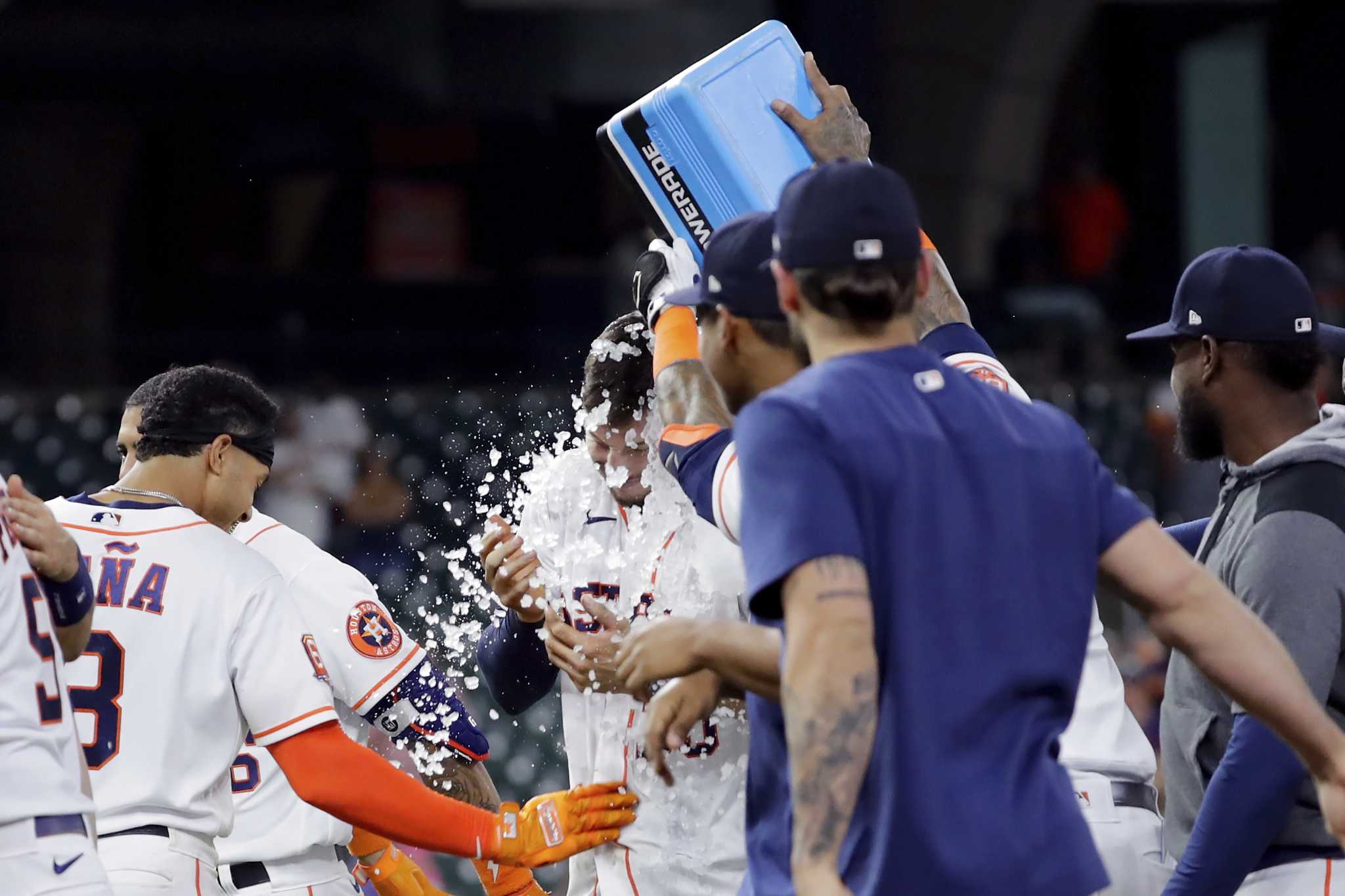 Kyle Tucker hits walk-off after Yordan Alvarez baserunning miscue