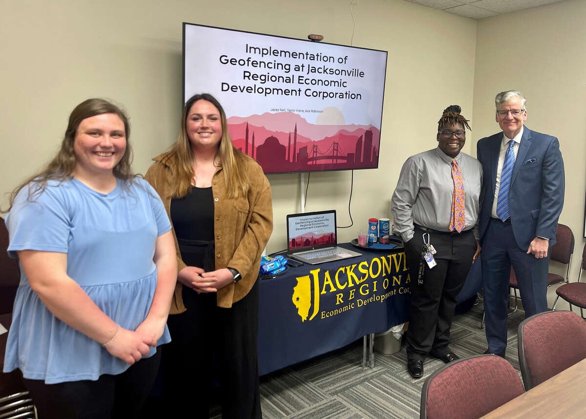 La Jacksonville Regional Economic Development Corporation et le College of Illinois collaborent à un programme de géorepérage pour aider le JREDC à recruter des employés potentiels dans la région.