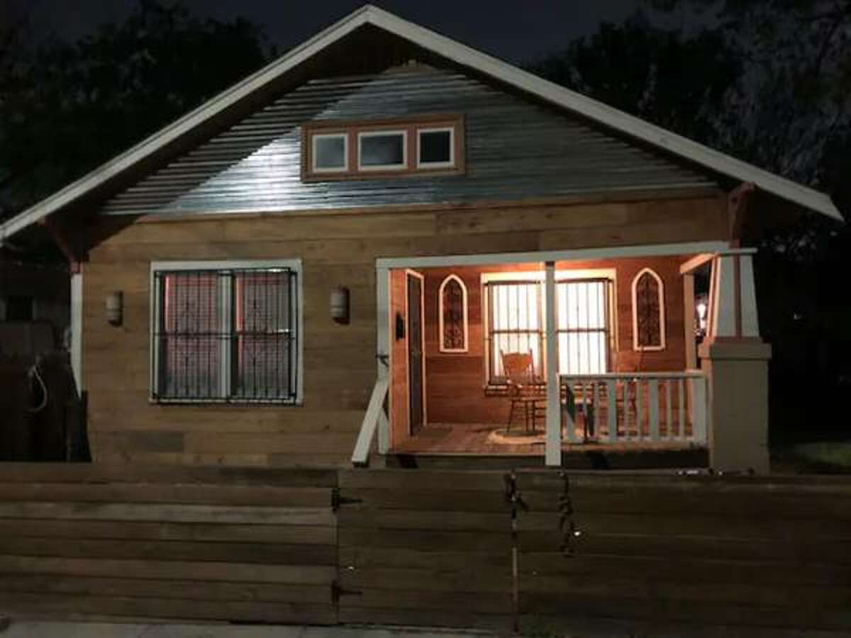 This week we take a look at this 'cabin' that is within walking distance of downtown's popular restaurants and bars.