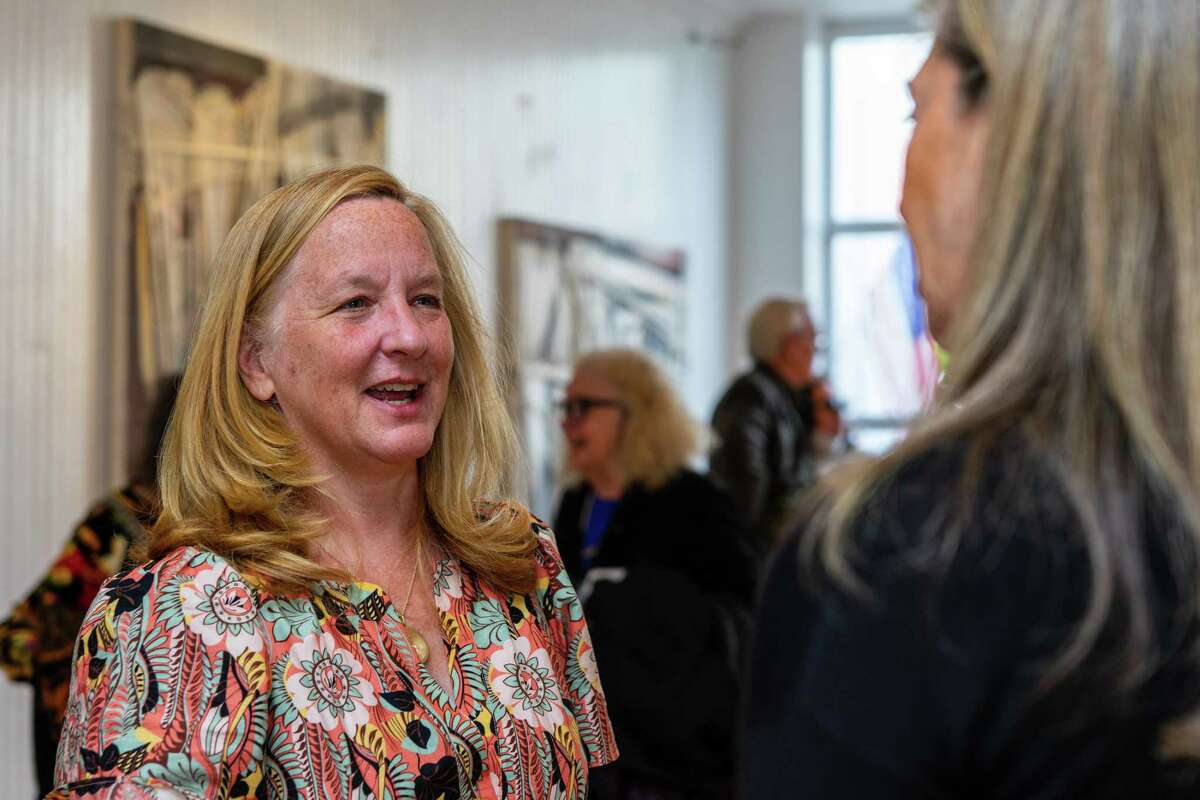Η Βοηθός Διευθυντή του Hollis Taggart, Eleanor de Ropp Flatow μιλά σε έναν παρευρισκόμενο σε μια έκθεση που δείχνει το έργο τέχνης του Francis Hines που ανακαλύφθηκε ξανά πρόσφατα στο Southport CT στις 5 Μαΐου.