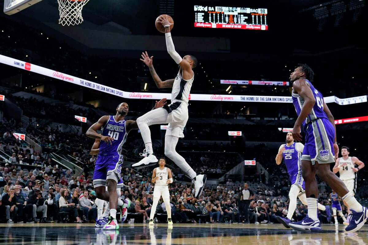 San Antonio Spurs guard Dejounte Murray drives to the basket in 2021. As the Spurs make a push to play games in Austin, the community should push forward with plans for a new arena and surrounding economic development.